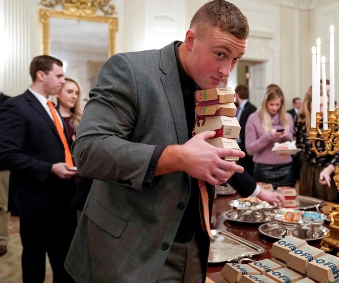Cầu thủ đội bóng Clemson ăn tiệc hamburger tại Nhà Trắng. Ảnh: Reuters