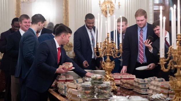 Tổng thống Donald Trump tự bỏ tiền túi chi trả cho bữa tiệc đồ ăn nhanh. Ảnh: Getty Images