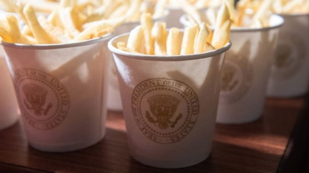 Cốc đựng khoai tây chiên có logo tổng thống. Ảnh: Getty Images