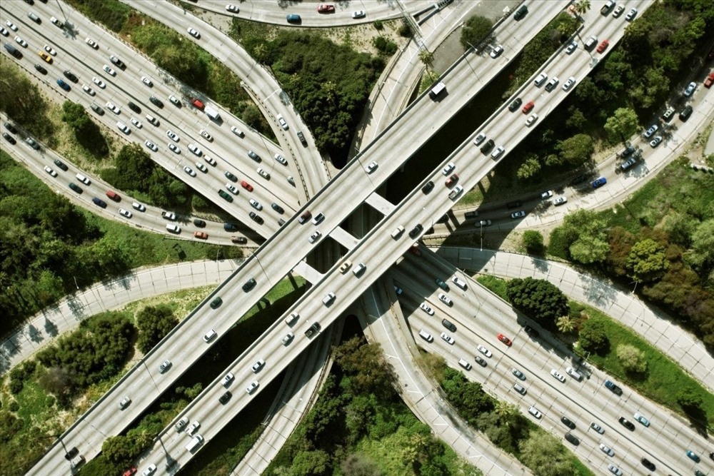 Xây dựng hệ thống kết cấu hạ tầng đồng bộ, với một số công trình hiện đại, tập trung vào hệ thống giao thông và hạ tầng đô thị lớn” là một trong 3 đột phá chiến lược. (Ảnh minh họa)