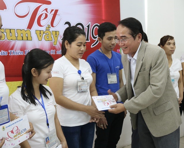 Đồng chí Bùi Thanh Hà - Phó Bí thư Thường trực Tỉnh ủy tặng quà cho công nhân có hoàn cảnh khó khăn của công ty Scavi. Ảnh: MN.