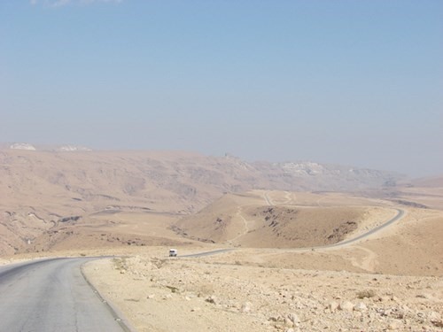 Cung đường xuyên núi và sa mạc nối El Hodeidah với thủ đô Sanaa. 