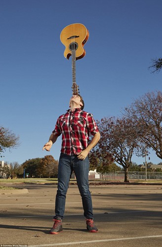 Anh Josh Horton đến từ bang Texas, Mỹ đã đạt kỉ lục người cân bằng đàn ghita trên trán lâu nhất là trong 7 phút 3,9 giây.