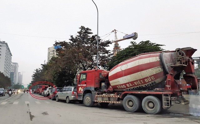 Xe bồn mang logo Sông Đà - Việt Đức chờ đổ bê tông tại công trình trên phố Thành Thái vào hồi 16h30 ngày 10/1. Ảnh: Mộc Trà