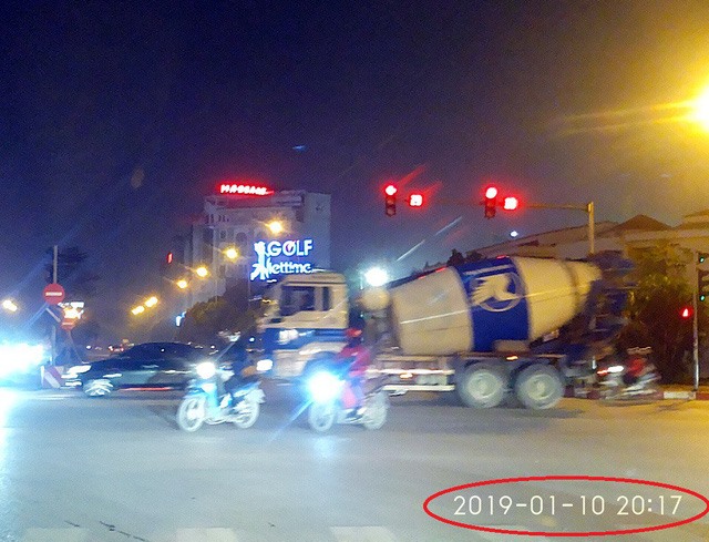 Xe bồn với logo Shinsung Vina chạy trên phố Trần Đăng Ninh – Nguyễn Khánh Toàn lúc hơn 20h ngày 10/1.