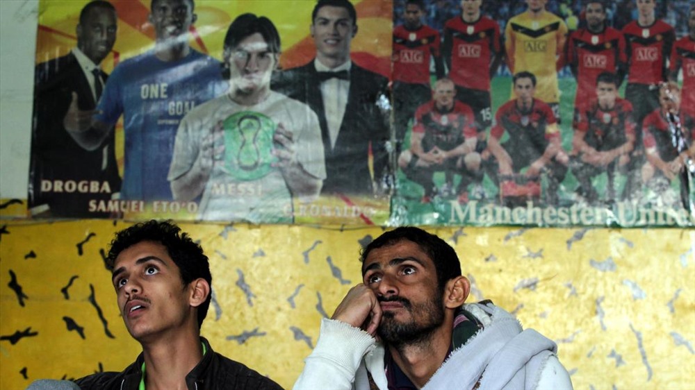 Người dân ở Sanaa, Yemen theo dõi trận đấu giữa Yemen và Iraq hôm 12.1. Ảnh: EPA