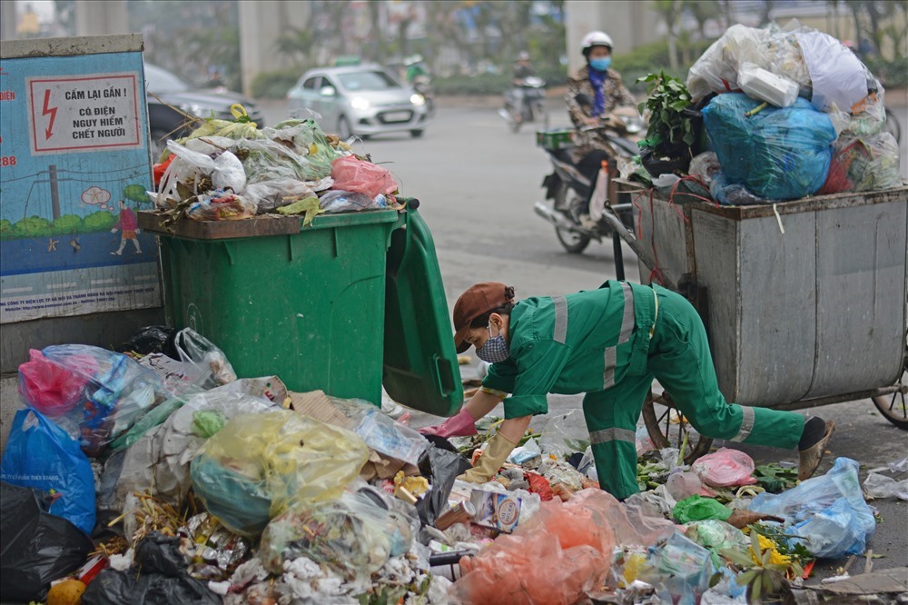 Thời gian qua, các tuyến phố của Hà Nội ngập trong rác. Người dân khốn khổ sống trong tình trạng rác thải ngập ngụa lối đi.