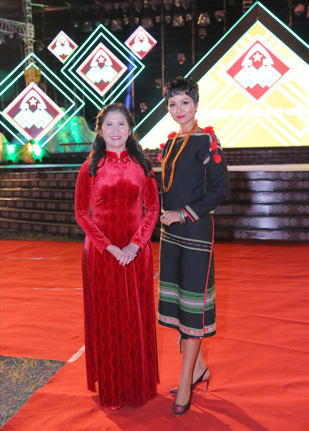 Hoa hậu Hoàn vũ Việt Nam H’Hen Niê ấn tượng với bộ thổ cẩm lộng lẫy của dân tộc Eđê.  