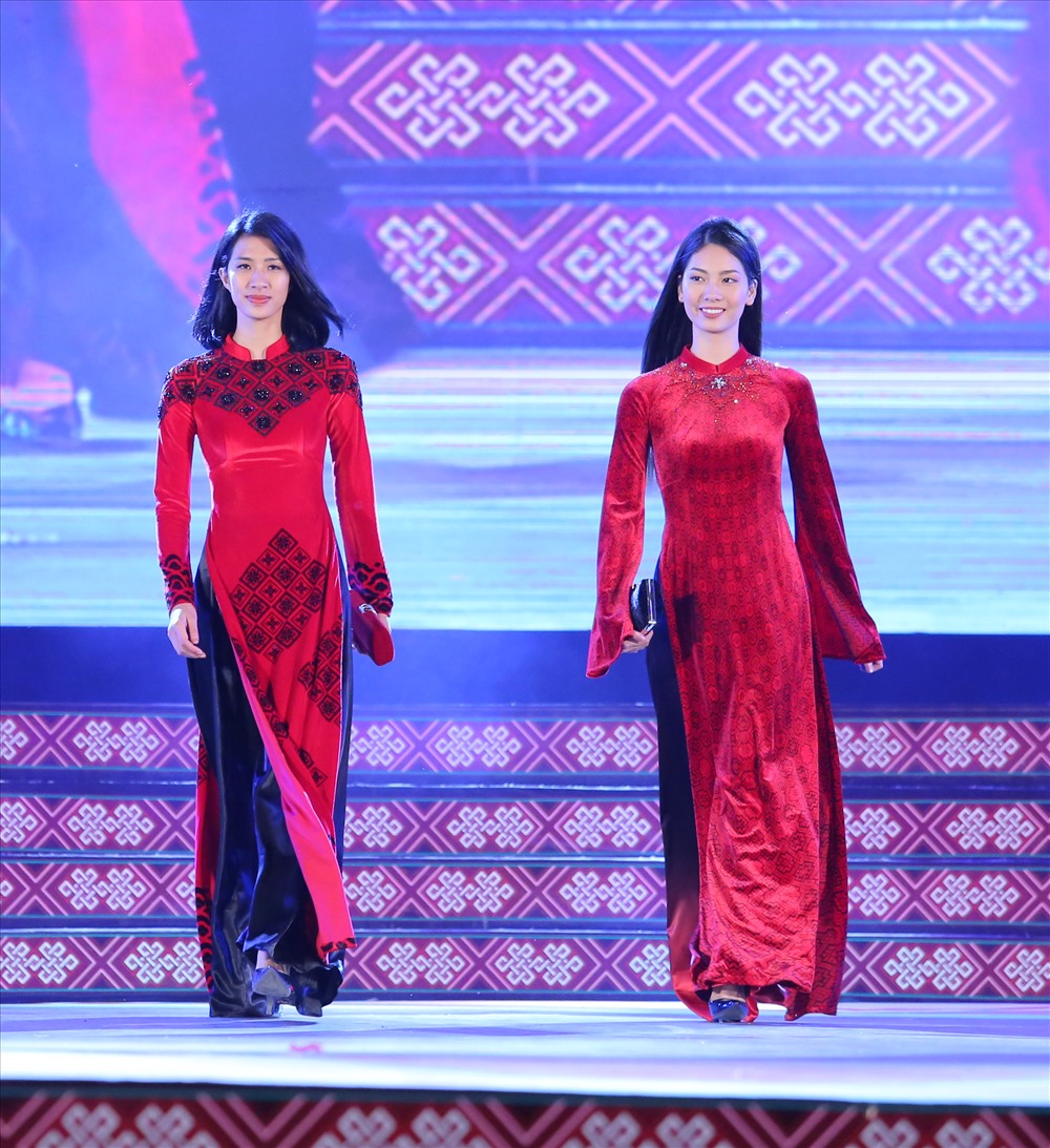 Mẫu áo dài hoạ tiết thổ cẩm trên nền vải nhung đính kết cườm cầu kỳ của NTK Đỗ Trịnh Hoài Nam. 