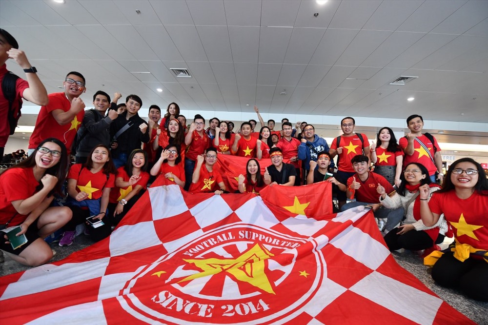 Hội CĐV Việt Nam có mặt rất sớm ở sân bay Nội Bài. Nhóm CĐV chính thức được thành lập từ năm 2014, luôn có mặt để cổ vũ đội tuyển Việt Nam trong nhiều trận đấu.