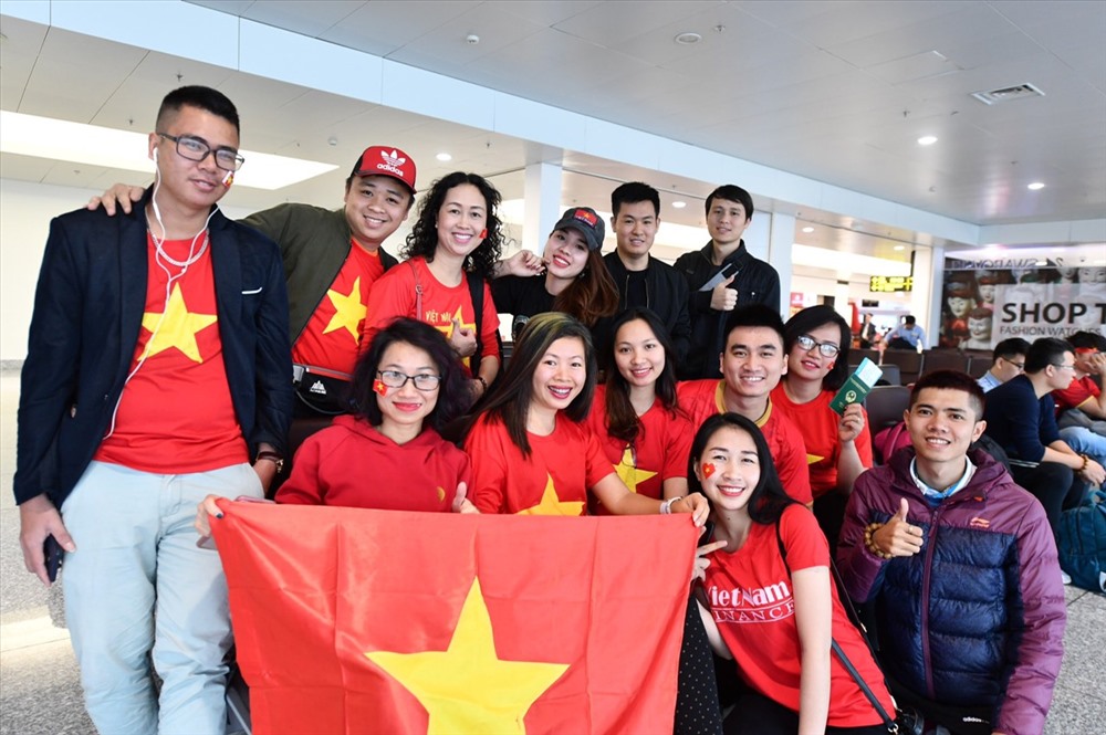 Các CĐV tranh thủ “check-in” tại sân bay. Hầu hết các CĐV đều bất chấp thời tiết giá lạnh, sương mù tại Hà Nội để mặc áo cờ đỏ sao vàng. 