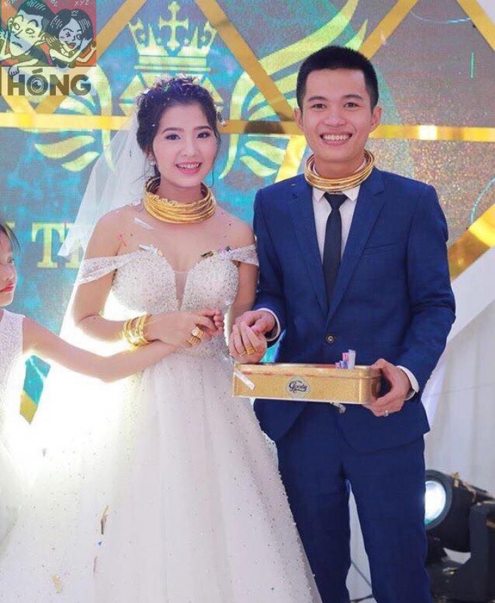 Đám cưới của chú rể tên Anh Tuấn (SN 1997) và cô dâu là Hồng Hạnh (SN 1998), sống tại xã Đô Thành, huyện Yên Thành (Nghệ An) diễn ra vào ngày 19.8.2017.  Trong buổi lễ, gia đình 2 bên đã trao cho vợ chồng 10 cây vàng, 1 căn biệt thự 3 tầng tại thị trấn Diễn Châu, 1 xe ô tô tiền tỉ.