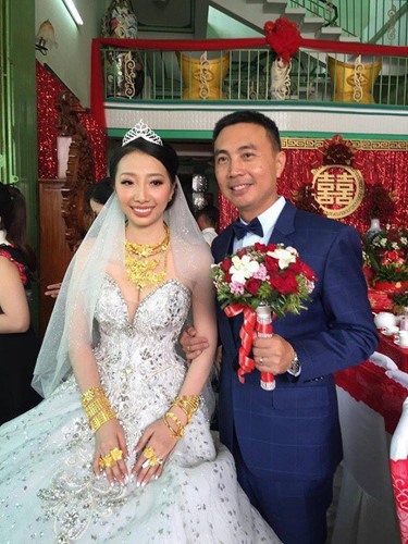 Đám cưới ngập vàng của cô dâu Trương Cẩm Duyên và chú rể người Singapore Kim Duay được diễn ra tại TP Vị Thanh, tỉnh Hậu Giang. Số vàng mà cô dâu nhận được ước lượng vào khoảng 1kg.