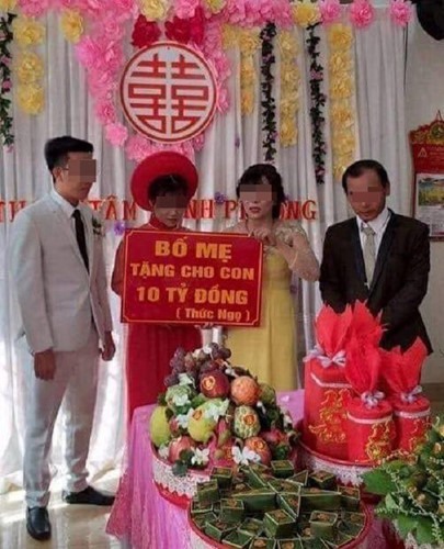 Đám cưới của cô dâu Bình Phước được tổ chức vào ngày 7.10.2018, tại xã Lộc Tấn, huyện Lộc Ninh. Khi vào buổi hôn lễ, đến màn trao quà hồi môn cho cô dâu, bố mẹ cô làm toàn bộ hội trường náo loạn bởi tấm bảng có dòng chữ: “Bố mẹ tặng cho con 10 tỷ đồng“.