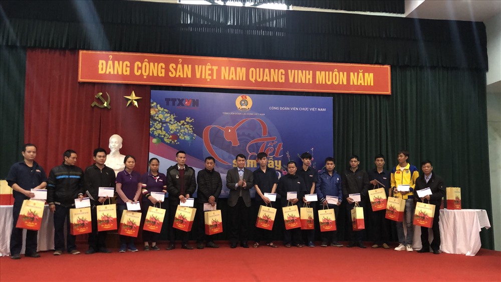 Đồng chí Nguyễn Đức Lợi - Uỷ viên Trung ương Đảng, TGĐ TTXVN - tặng quà cho lao động khó khăn.