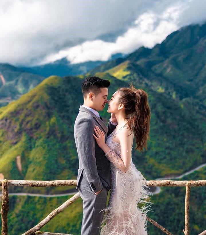 Những ngày gần đây, đám cưới của cặp đôi ở Nam Định trong toà lâu đài 7 tầng đã gây xôn xao dư luận bởi độ xa hoa, lộng lẫy.