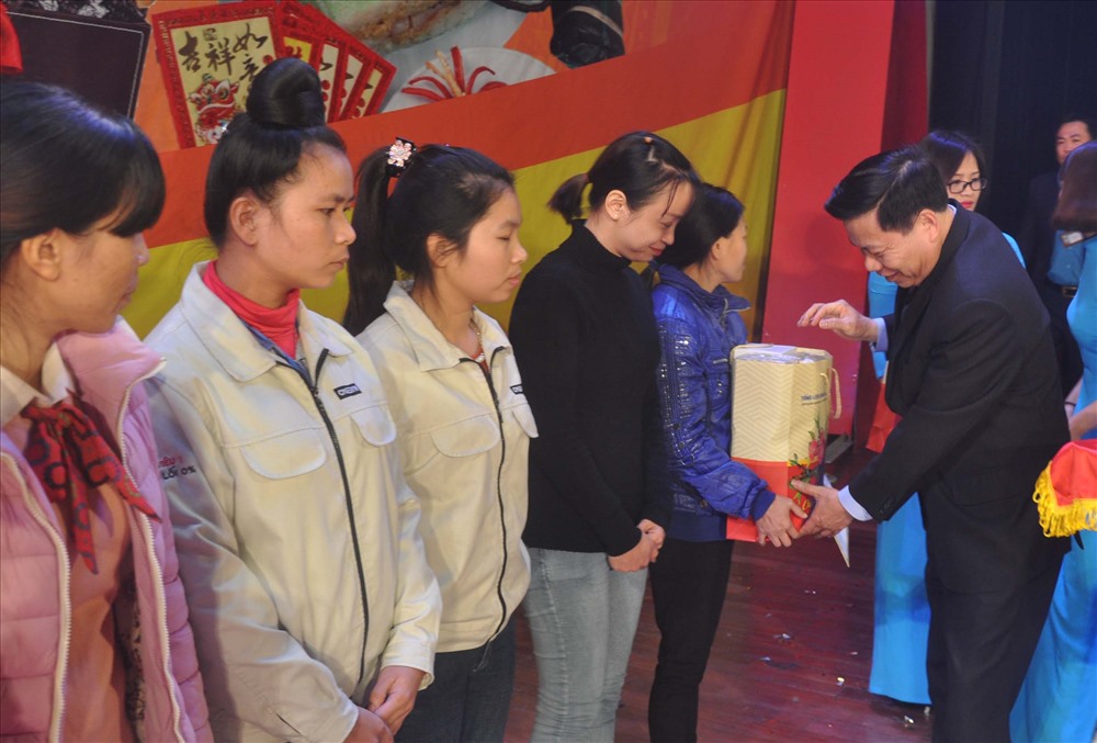 Đồng chí Nguyễn Nhân Chiến - Ủy viên T.Ư Đảng, Bí thư Tỉnh ủy, Trưởng đoàn Đại biểu Quốc hội tỉnh Bắc Ninh trao quà tới CNLĐ.