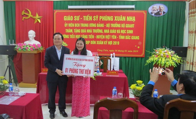 Bộ trưởng Phùng Xuân Nhạ tặng thư viện cho Trường Tiểu học Tăng Tiến. Ảnh: Xuân Trường