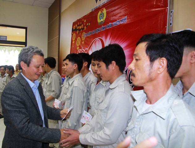 Đồng chí Lê Trường Lưu tặng quà, chúc tết cho công nhân. Ảnh: PĐ.