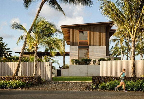 Nằm trong khu dân cư Hale Nukumoi trên đảo Kauai - một hòn đảo nhiệt đới lớn. Ngôi nhà được bao quanh bởi những cây cọ nhằm tăng thêm sự riêng tư dọc theo lối vào, sân sau với hồ bơi nhìn ra bãi biển nổi tiếng trong vùng.