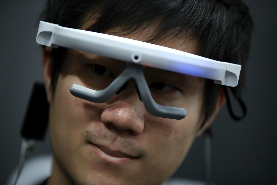 Thiết bị theo dõi mắt của Công nghệ Ganzin kì vọng sẽ khắc phục được các hạn chế của mắt khi điều chỉnh thông số kĩ thuật. 