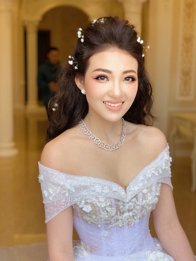 Những tín đồ trang sức ngay lập tức nhận ra giá trị “trên trời” của những nữ trang mà cô dâu Thu Hương đeo trong ngày cưới.