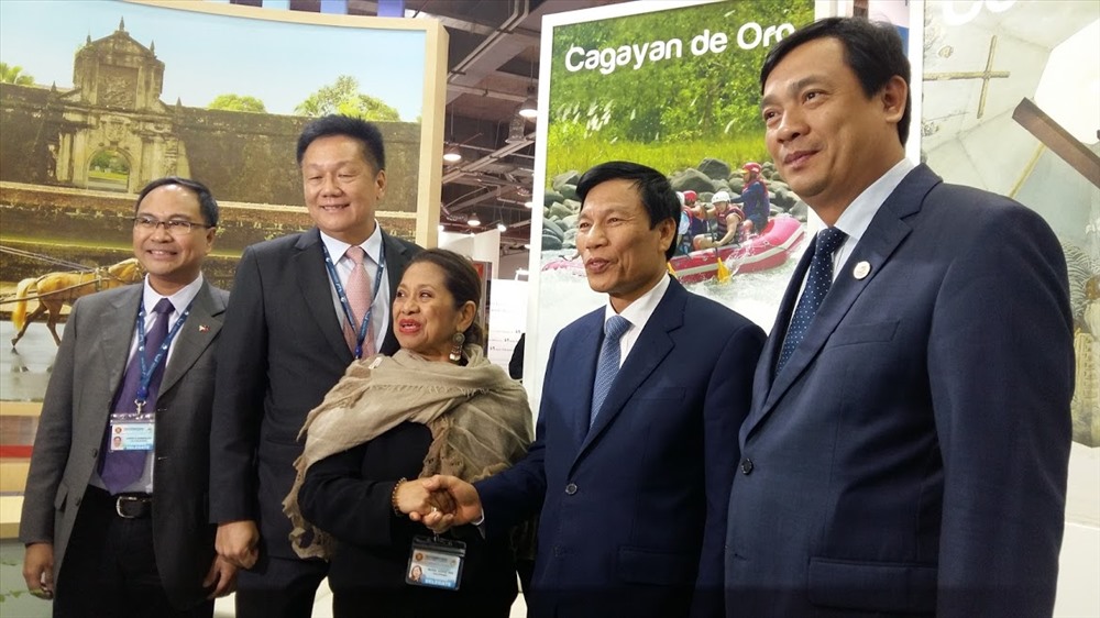 Bộ trưởng Bộ VHTTDL Nguyễn Ngọc Thiện tham quan Hội chợ Du lịch TRAVEX - nơi gặp gỡ của hàng trăm thương hiệu dịch vụ, du lịch hàng đầu ASEAN và thế giới trong khuôn khổ ATF 2019. Ảnh: Nguyễn Hùng