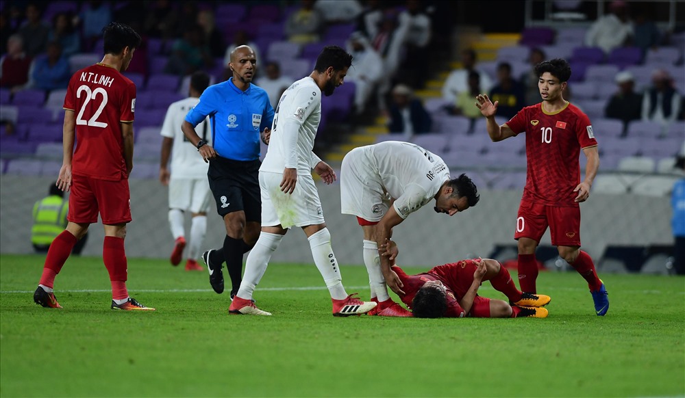 Ngay lập tức Công Phượng phản ứng khi cầu thủ của Yemen cố tình kéo Quang Hải đứng dậy dù cầu thủ này đang rất đau đớn. Ảnh: M.T