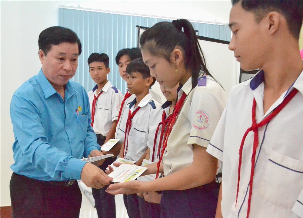 Ông Trần Thanh Việt trao học bổng cho học sinh. Ảnh: Lục Tùng
