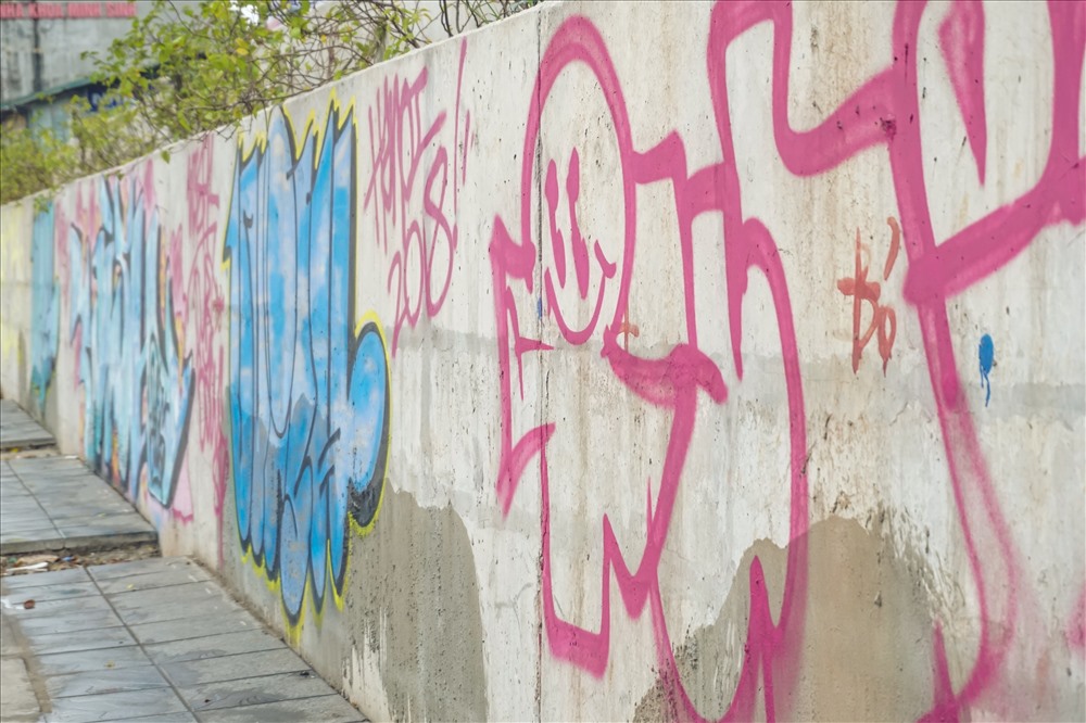 Tuy nhiên, thời gian gần đây, bức tường bê tông cốt thép này xuất hiện dày đặc các hình vẽ graffiti