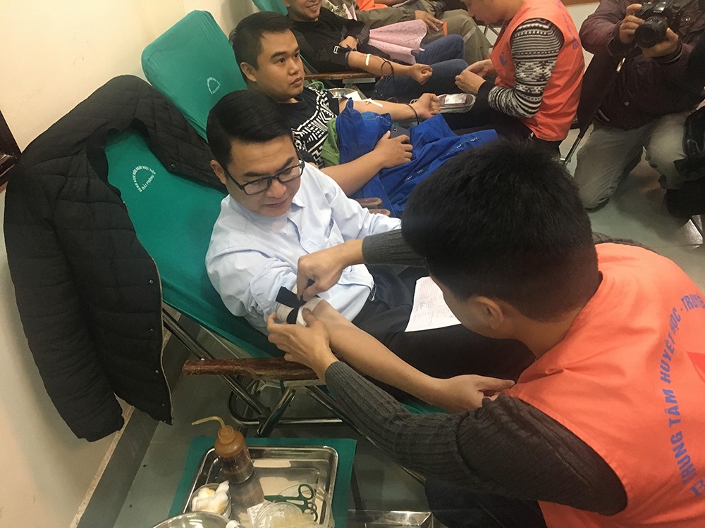Ông Lê Văn Kiên - Phó Giám đốc Sở Thông tin và Truyền thông tham gia hiến máu.