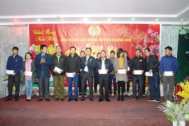 LĐLĐ huyện Hương Khê trao quà cho đoàn viên, CNVCLĐ khó khăn