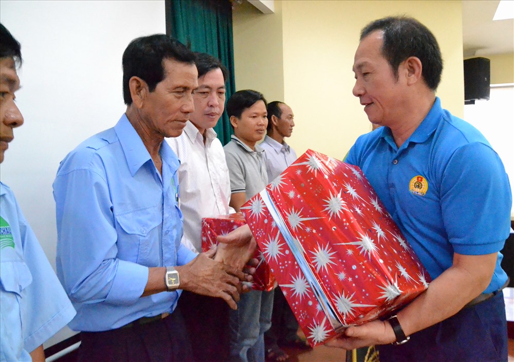 Ông Trần Văn Quý - Phó Chủ tịch Công đoàn ngành NNPTNT - trao quà cho đoàn viên Công đoàn Cty Lương thực Đồng Tháp và Cty CP Tô Châu. Ảnh: Lục Tùng