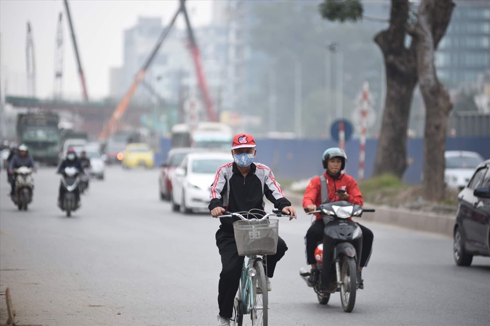 Người dân đi qua đoạn đường này thường phải đeo khẩu trang để tránh bụi.