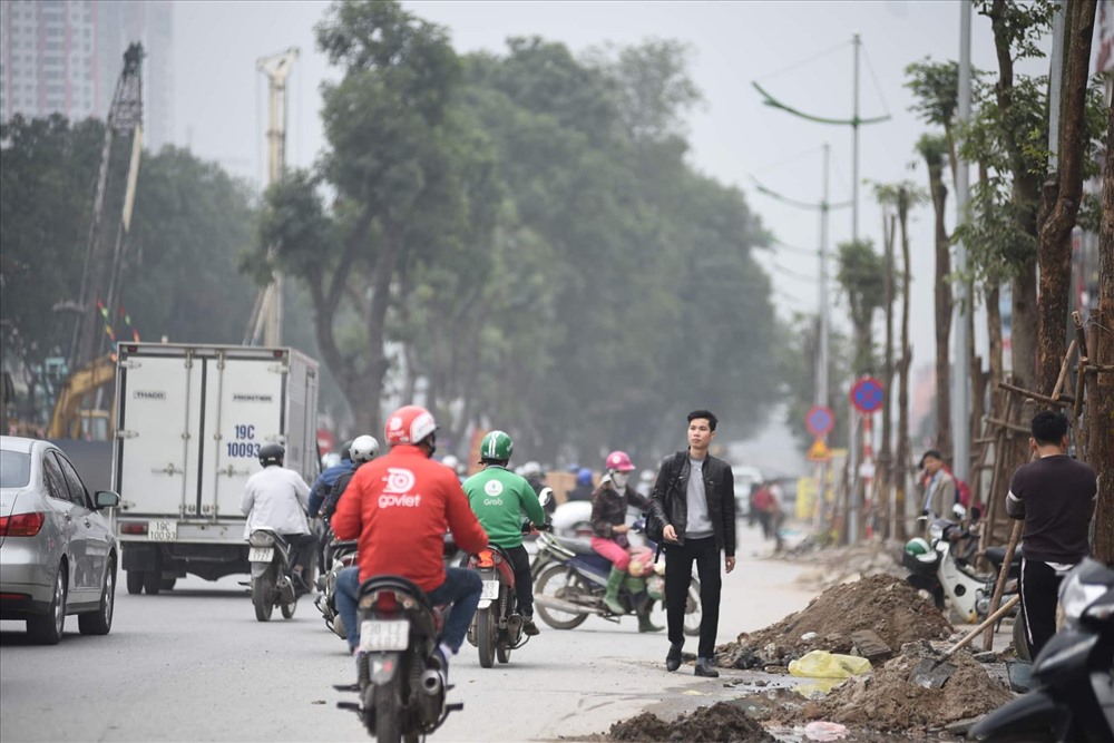 Anh Nguyễn Văn Dương (sinh viên Cao đẳng FPT) cho biết: “Tôi hay đi qua đoạn đường này, bụi mù mịt. Đi qua đoạn đường này nhiều lúc bụi không nhìn thấy đường, chỉ muốn nín thở. Giờ cao điểm tôi thường tìm cách né đi qua kẻo tắc đường thì hít bụi không thôi cũng ốm“.