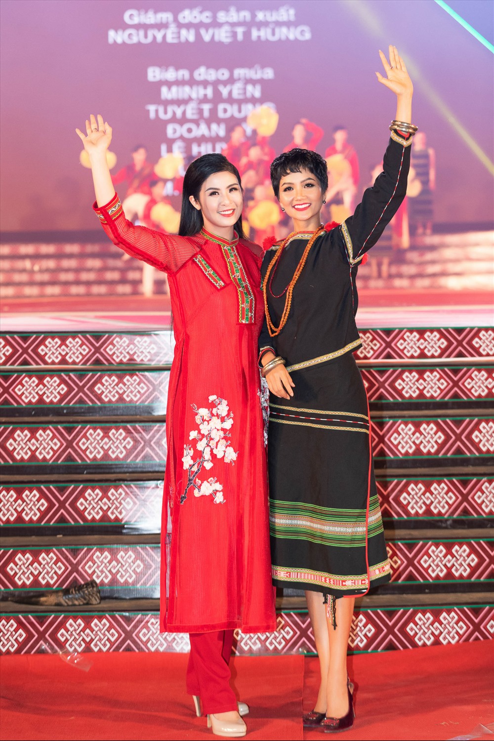 Hoa hậu Ngọc Hân và H' Hen Niê tham gia Lễ hội thổ cẩm tổ chức tại Đắk Nông. Ảnh: NVCC. 