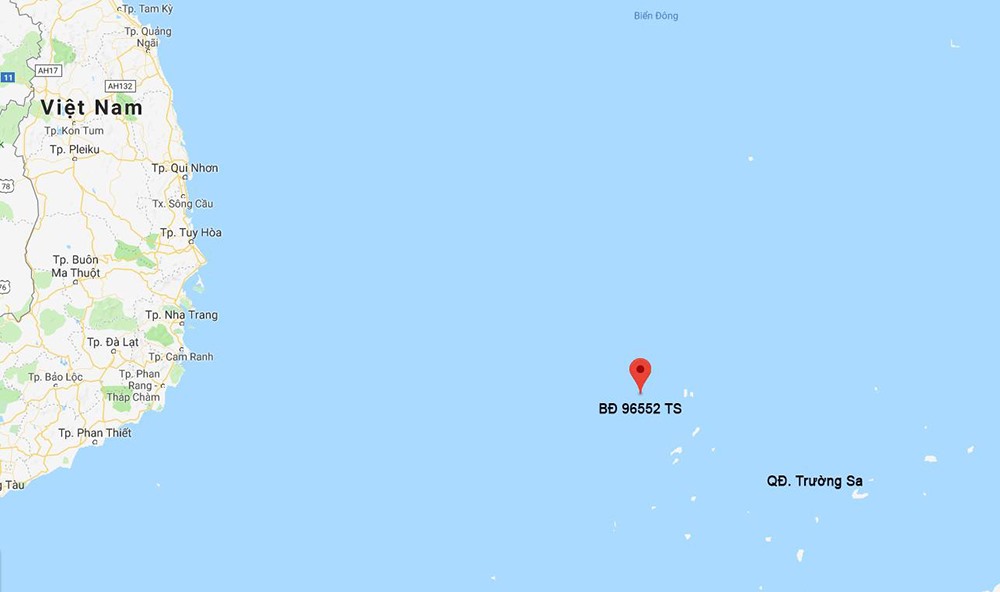 Chấm đỏ là vị trí tàu cá Bình Định BĐ 96552TS gặp nạn. Ảnh: NT.