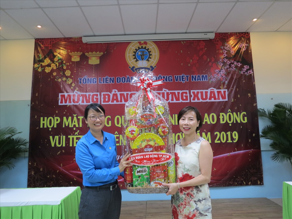 Dịp này, LĐLĐ TPHCM cũng chúc mừng và gửi quà Tết đến công ty và CĐ Cty Liên doanh Vĩnh Hưng.