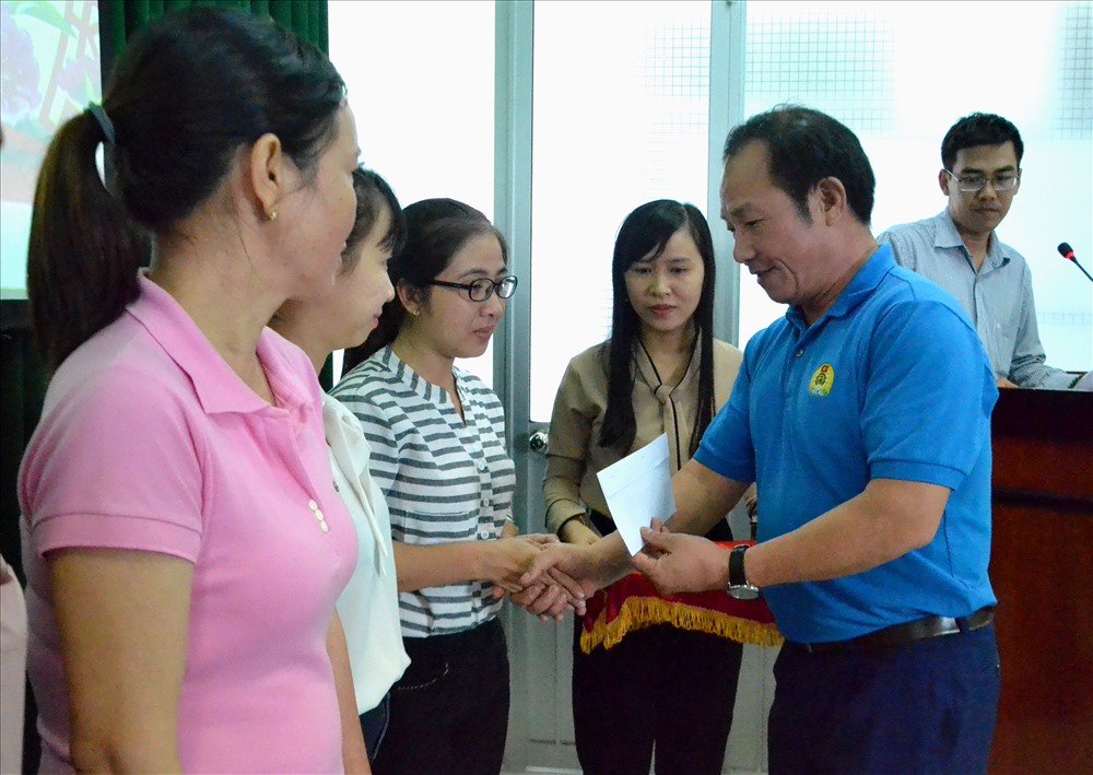 Phó Chủ tịch Công đoàn ngành NNPTNT Việt Nam Trần Văn Quý trao quà cho đoàn viên. Ảnh: Lục Tùng