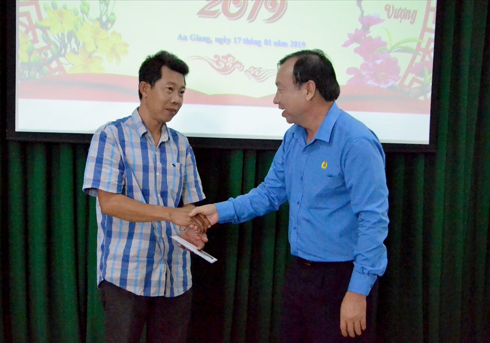 Chủ tịch Công đoàn VINAFOOD 2 Lê Minh Trượng trao quà đặc biệt cho đoàn viên Đặng Nguyễn Nhật Huy. Ảnh: Lục Tùng