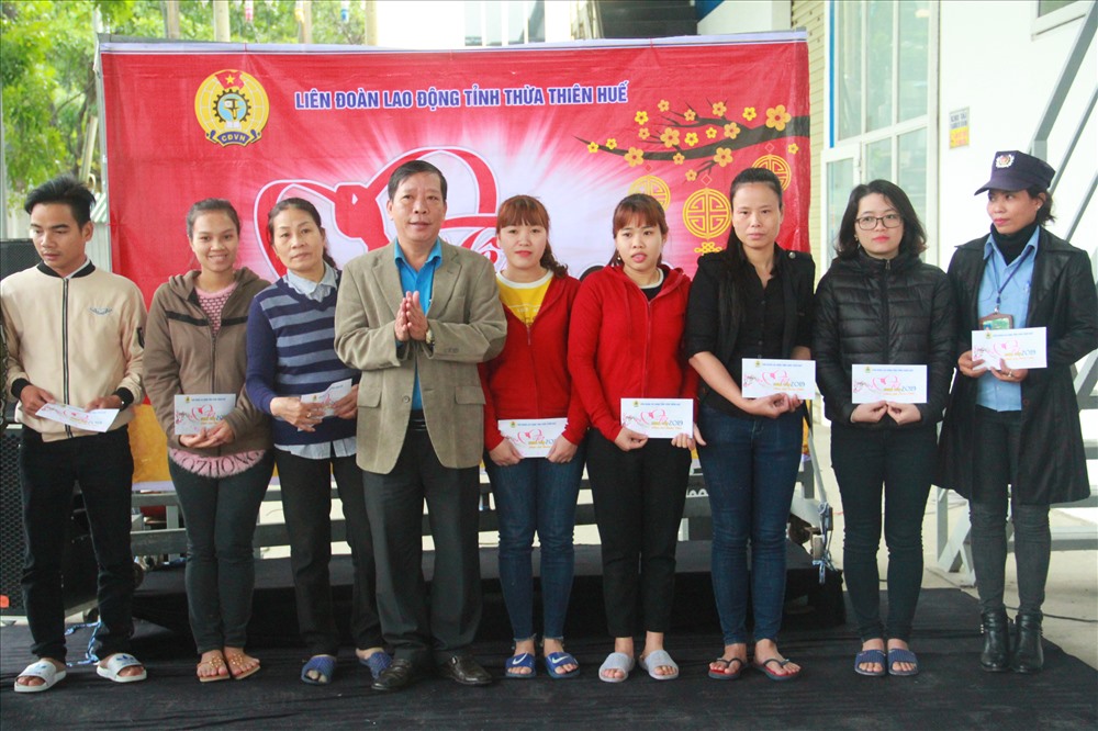 Đống chí Trần Quang Vinh tặng quà cho công nhân có hoàn cảnh đặc biệt khó khăn của công ty. Ảnh: PĐ.