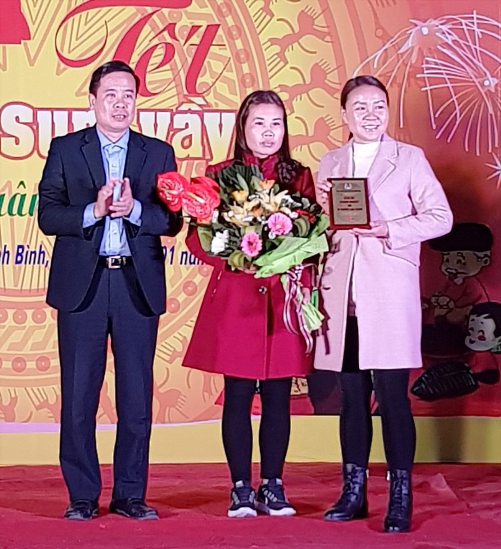 Đồng chí Dương Đức Khanh, Chủ tịch LĐLĐ tỉnh Ninh Bình trao tặng Kỷ niệm chương “Cảm ơn doanh nghiệp đã vì người lao động” cho Cty TNHH sản xuất giầy Chung Jye. Ảnh: NT