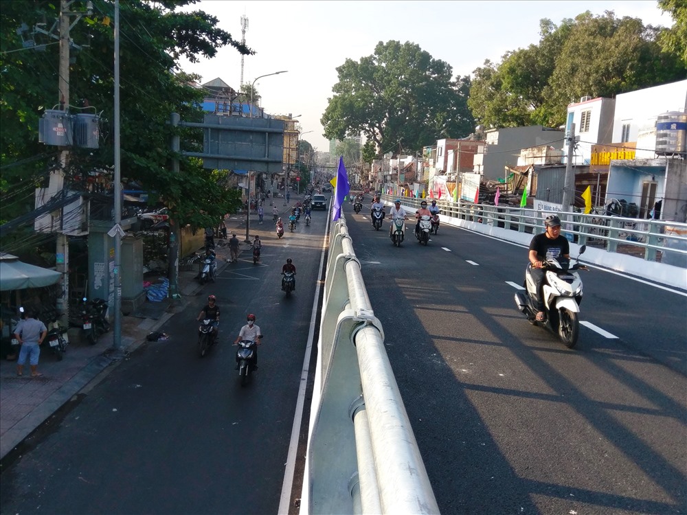 TPHCM Cầu vượt Nguyễn Kiệm thông thoáng ngày đầu thông xe