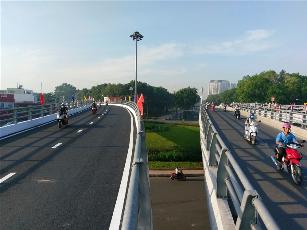 Hai nhánh cầu vượt từ đường Nguyễn Kiệm và Hoàng Minh Giám lưu thông về đường Nguyễn Thái Sơn.