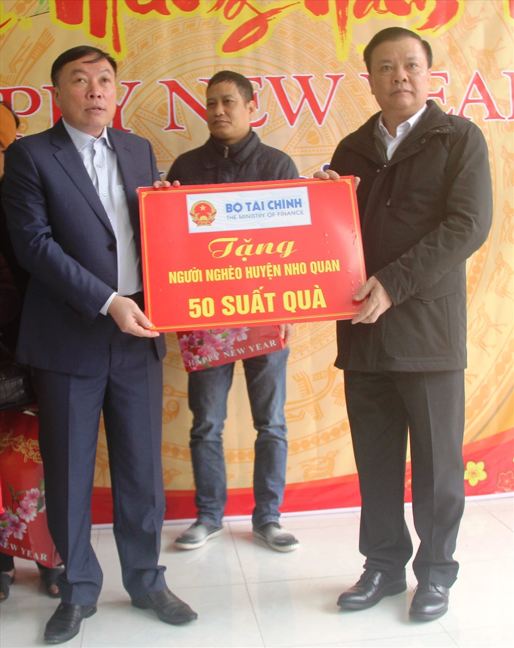 Bộ Trưởng Đinh Tiến Dũng trao quà hỗ trợ cho các hộ dân tại huyện Nho Quan. Ảnh: NT 