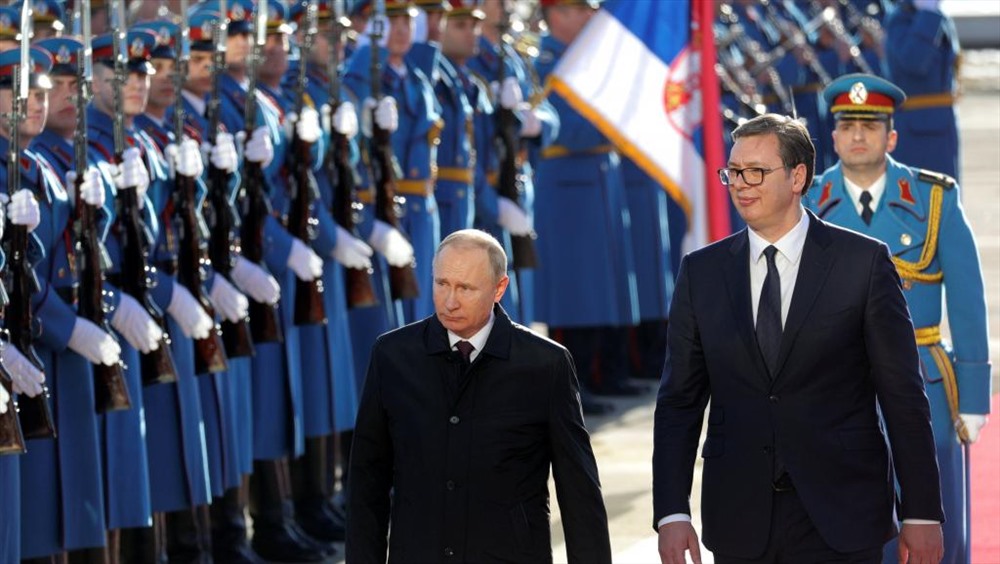 Tổng thống Serbia Alexandr Vucic đón Tổng thống Nga Vladimir Putin. Ảnh: AFP
