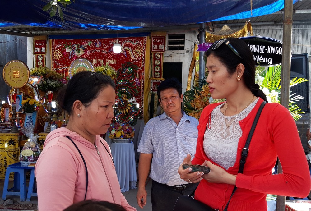 Chị Nguyễn Hoài Hạnh cùng bạn bè người thân ủng hộ các cháu 70 triệu đồng để trong sổ tiết kiệm.
