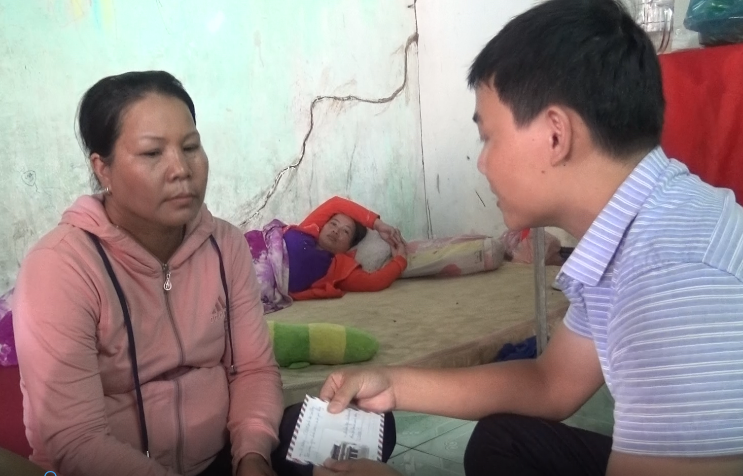 Phóng viên trao số tiền 2,6 triệu đồng từ bà Đỗ Thị Kim Hương (Ngụ TP. HCM)  ủng hộ các cháu nhỏ cho bà Đào Ngọc Yến.