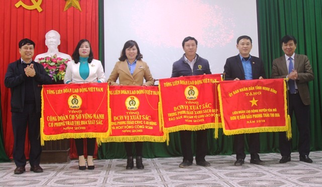 Đại diện lãnh đạo Tổng LĐLĐ Việt Nam và lãnh đạo tỉnh Ninh Bình trao cờ thi đua xuất sắc của Tổng LĐLĐ cho các tập thể. Ảnh: NT