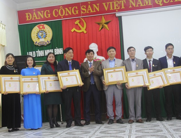 Nhiều cá nhân, tập thể được nhận bằng khen của UBND tỉnh Ninh Bình. Ảnh: NT